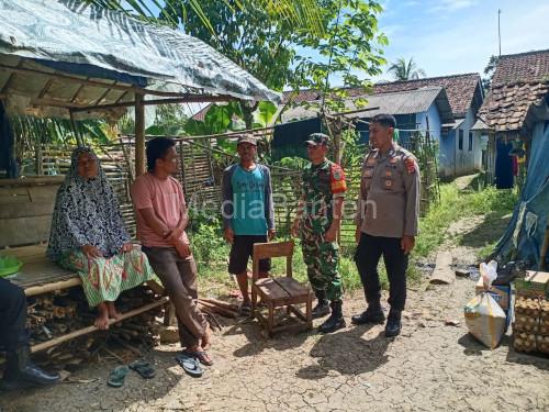 Kapolsek Pamarayan, AKP Yusuf Ependi kunjungi rumah tak layak huni di sebelah kandang bebek. Foto Yono