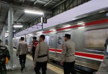 Polresta Tangerang juga melakukan patroli di stasiun kereta, Komuter Line. Foto Antara
