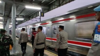 Polresta Tangerang juga melakukan patroli di stasiun kereta, Komuter Line. Foto Antara