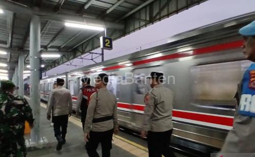 Polresta Tangerang juga melakukan patroli di stasiun kereta, Komuter Line. Foto Antara