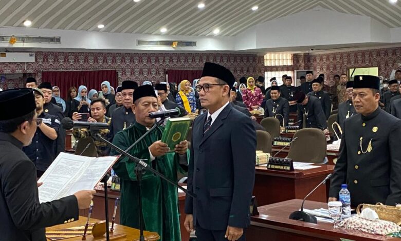 Pontjo dilantik jadi anggota DPRD Kota Tangeranga, ganti Saiful Bahri. Foto: Iqbal Kurnia