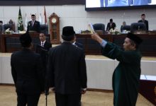 PAW anggota DPRD Banten dari PDIP dan Partai Golkar. Foto: Biro Adpim Banten