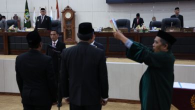 PAW anggota DPRD Banten dari PDIP dan Partai Golkar. Foto: Biro Adpim Banten