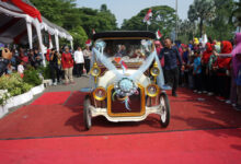 Pawai Budaya Kota Serang di Alun-alun Barat. Foto: Aden Hasanudin