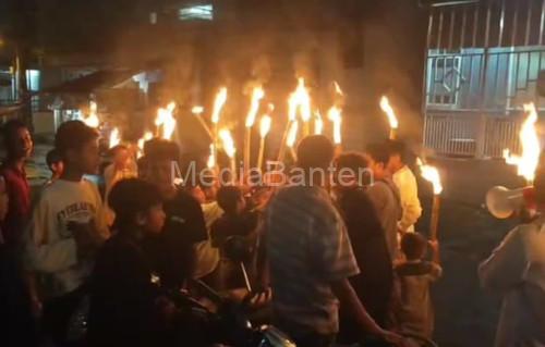 Perinatan Tahun Baru Islam tanggal 1 Muharam denga pawai obor di Kompleks BCP Ciracas, Kota Serang. Foto Daeng Yusvin