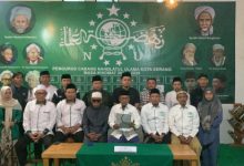 Pengurus PCNU Kota Serang membacakan surat terbuka ke PBNU. Foto Taufik Hidayat