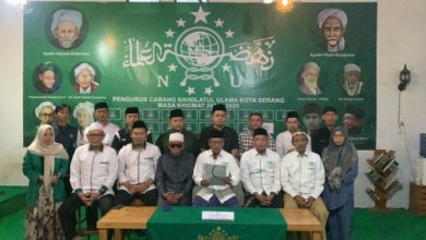 Pengurus PCNU Kota Serang membacakan surat terbuka ke PBNU. Foto Taufik Hidayat