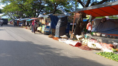 Tempat usaha PKL Liar di bantaran irigasi Pasar Kranggot. Foto: Erling Cristin