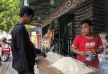 Pedagang beras di Pasar Rau, Kota Serang. Foto: LKBN Antara
