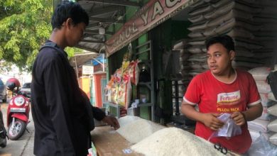 Pedagang beras di Pasar Rau, Kota Serang. Foto: LKBN Antara