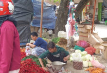 Para pedagang berjualan di pinggir irgasi Pasar Kranggot, Kota Cilegon. Foto: Erling Cristin