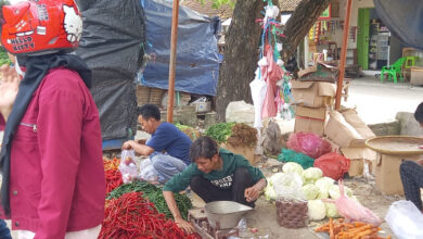 Para pedagang berjualan di pinggir irgasi Pasar Kranggot, Kota Cilegon. Foto: Erling Cristin