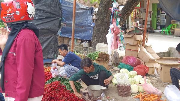 Para pedagang berjualan di pinggir irgasi Pasar Kranggot, Kota Cilegon. Foto: Erling Cristin