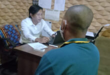 Pedagang buah Cilegon sedang diperiksa karena berjualan sabu. Foto: Yono