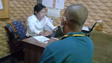 Pedagang buah Cilegon sedang diperiksa karena berjualan sabu. Foto: Yono