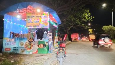 Pedagang tiket feri di pinggir jalan di Cilegon. Foto: Daeng Yusvin