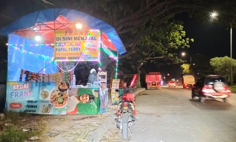 Pedagang tiket feri di pinggir jalan di Cilegon. Foto: Daeng Yusvin