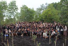 Para mahasiswa Pendidikan Biologi FKIP Unri melakukan pekan penghijauan. Foto Dwi Andiany
