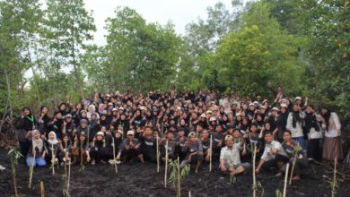 Para mahasiswa Pendidikan Biologi FKIP Unri melakukan pekan penghijauan. Foto Dwi Andiany