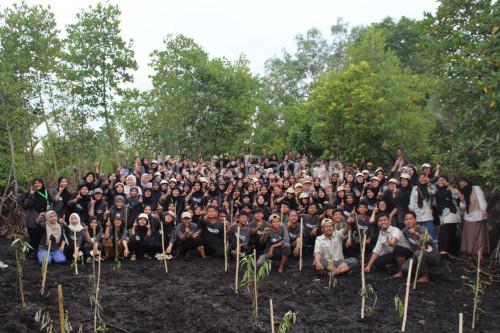 Para mahasiswa Pendidikan Biologi FKIP Unri melakukan pekan penghijauan. Foto Dwi Andiany