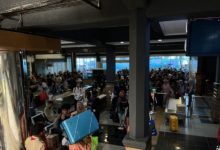 Penumpang padati ruang tunggu Pelabuhan Bakauheni pada arus balik H+2. Foto Antara