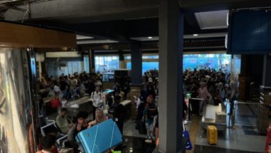 Penumpang padati ruang tunggu Pelabuhan Bakauheni pada arus balik H+2. Foto Antara