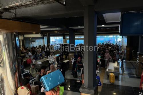 Penumpang padati ruang tunggu Pelabuhan Bakauheni pada arus balik H+2. Foto Antara