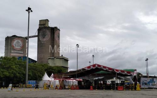 Akibat banjir, tak ada aktivitas pelayanan d Pelabuhan Ciwandan. Foto Daeng Yusvin
