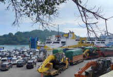 Area parkir didominasi truk barang yang akan menyeberang di Pelabuhan Merak.