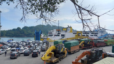 Area parkir didominasi truk barang yang akan menyeberang di Pelabuhan Merak.