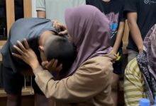 Pelajar disuruh minta maaf ake orangtuanya karena terlibat tawura. Foto: Yono