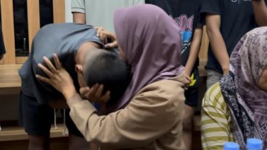 Pelajar disuruh minta maaf ake orangtuanya karena terlibat tawura. Foto: Yono