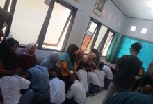 Para pelajar tengah meminta maaf kepada orangtuanya di Mapolsek Pontang. Foto: Yono