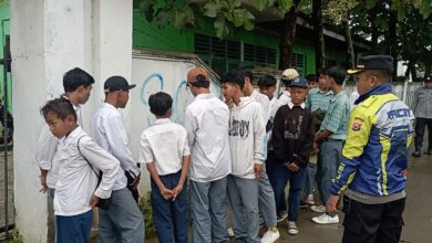 Razia pelajar dari Polres Serang di sekolah di Serang Timur. Foto: Yono