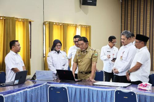 Pj Gubernur Banten, Al Muktabar meninjau pelaksanaan PPDB. Foto: Dindik Banten