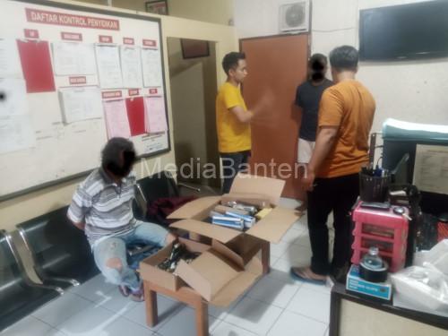 Tersangka pelaku pembobol ruko di Cilegon. Foto: Daeng Yusvin