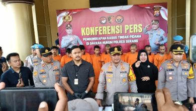 Kapolres Serang, AKBP Condro Sasongko memberikan keterangan pers. Foto: Yono