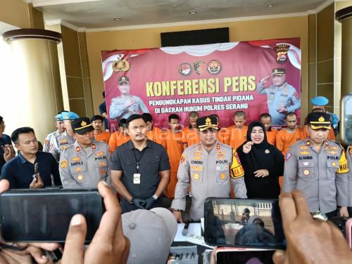 Kapolres Serang, AKBP Condro Sasongko memberikan keterangan pers. Foto: Yono