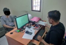 Pelaku penganiayaan pake tabung gas LPG 3 Kg sedang diperiksa polisi. Foto Yono