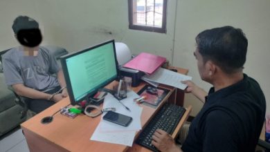 Pelaku penganiayaan pake tabung gas LPG 3 Kg sedang diperiksa polisi. Foto Yono