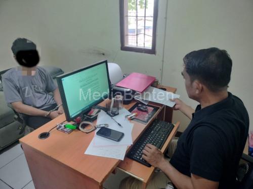 Pelaku penganiayaan pake tabung gas LPG 3 Kg sedang diperiksa polisi. Foto Yono