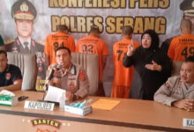 Tiga pengedar uang palsu ditangkap Polres Serang. Foto: Yono