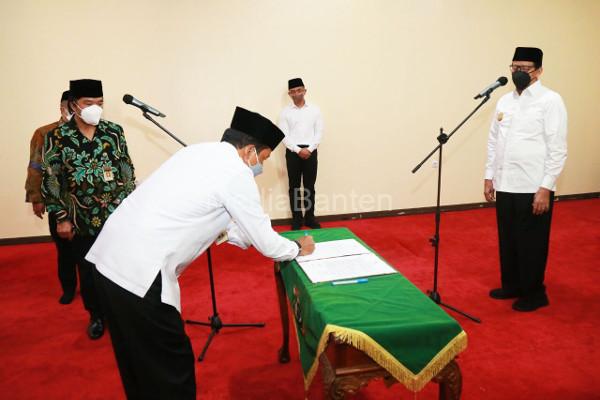 Gubernur Banten, Wahidin Halim melantik 5 pejabat eselon II, meski masa jabatannya akan berakhir Mei 2022.