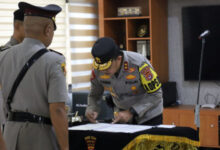 Pelantikan Kapolres Serang, AKBP Chandra Sasongko di Mapolda Banten. Foto: Yono