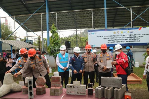 Polri dan PLN gelar pelatihan limbah batubara atau Faba di Suralaya. Foto: Erling Cristin
