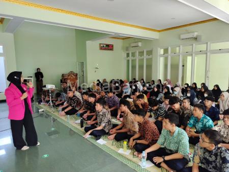 Pelatihan publik speaking di SMP Muhammadiyah Kottabarat Surakarta. Foto: Aryanto
