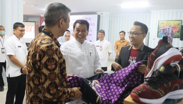 Pelepasan ekspor sepatu batik dari Kabupaten Tangerang. Foto: Web Pemkab Tangerang