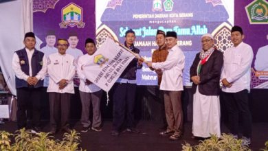 Pelepasan jamaah haji Kota Seang oleh Wagub Banten, Ahmad Dimyati Natakusumah. Foto: Biro Adpim Banten