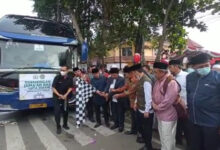 Pj Gubernur Banten, Al Muktabar melepas 181 calon haji asal Kota Serang. Foto: Hendra Hermawan