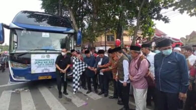 Pj Gubernur Banten, Al Muktabar melepas 181 calon haji asal Kota Serang. Foto: Hendra Hermawan